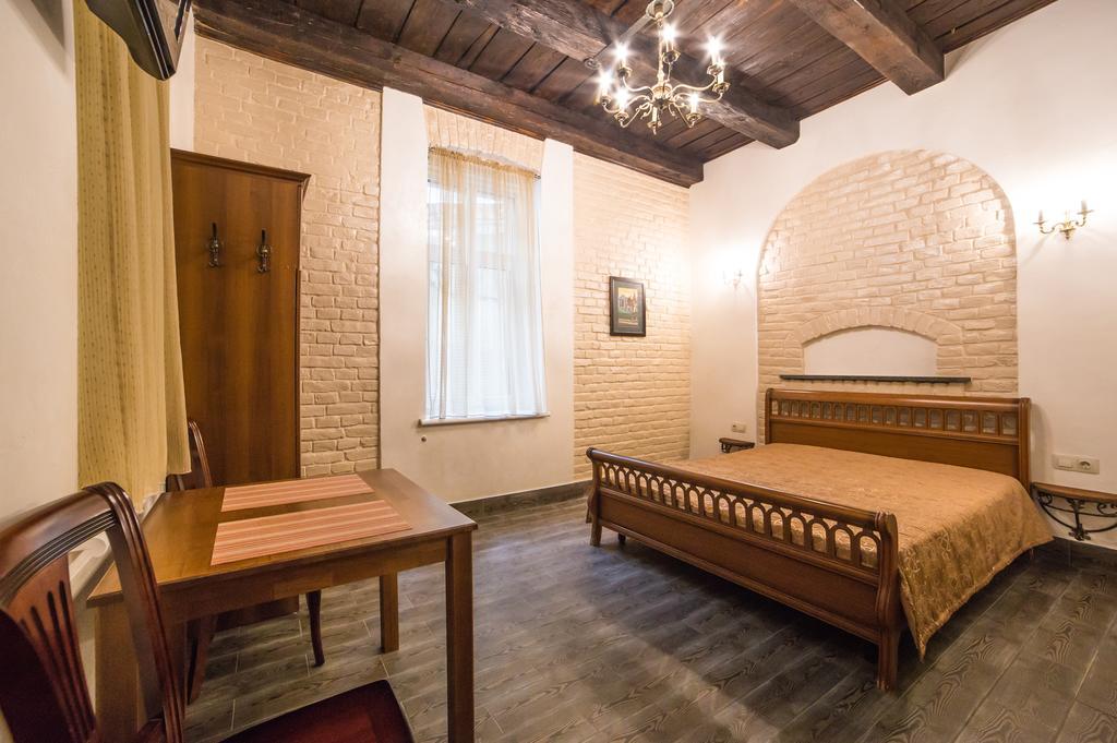 Apartment On Valova 16-2- 2 Minutes To Market Square Lviv Exterior photo